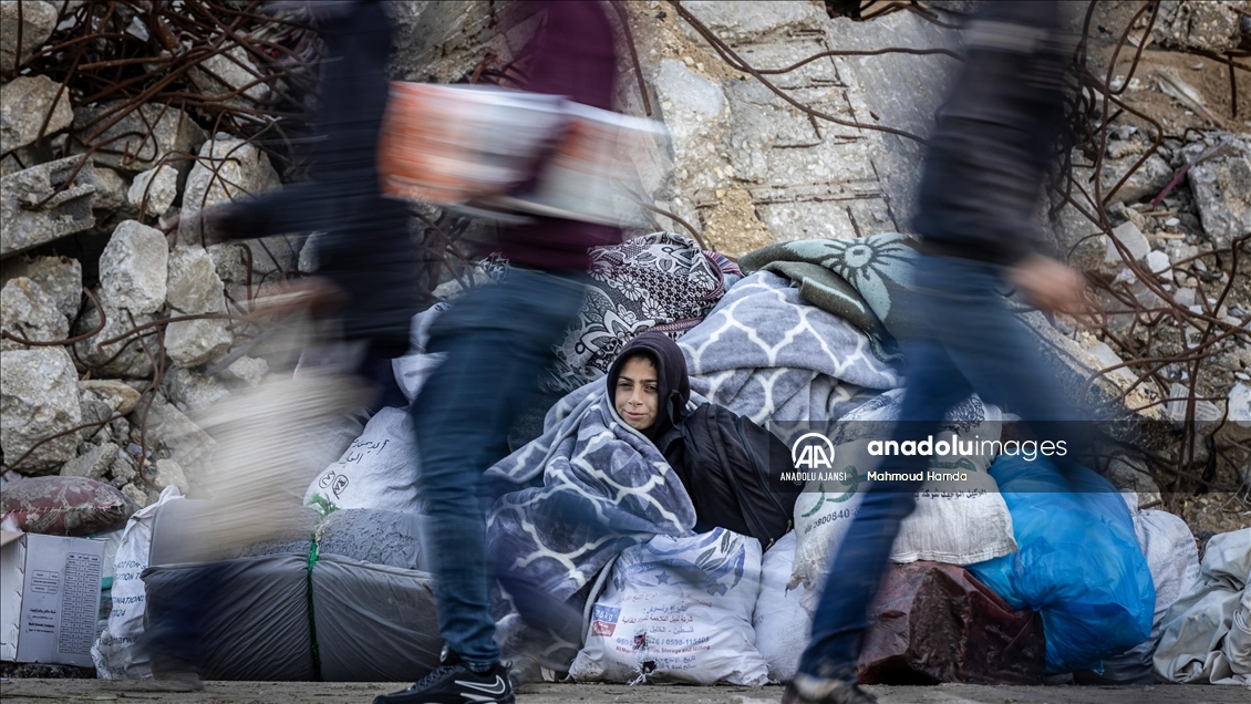 Yerlerinden edilen Filistinlilerin zorlu hava koşullarına rağmen evlerine göçü devam ediyor