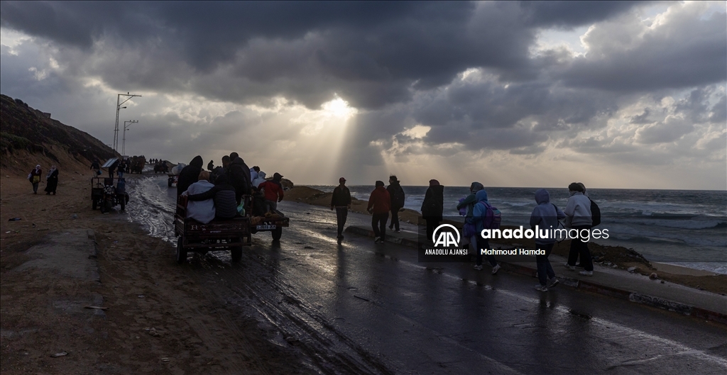 Yerlerinden edilen Filistinlilerin zorlu hava koşullarına rağmen evlerine göçü devam ediyor