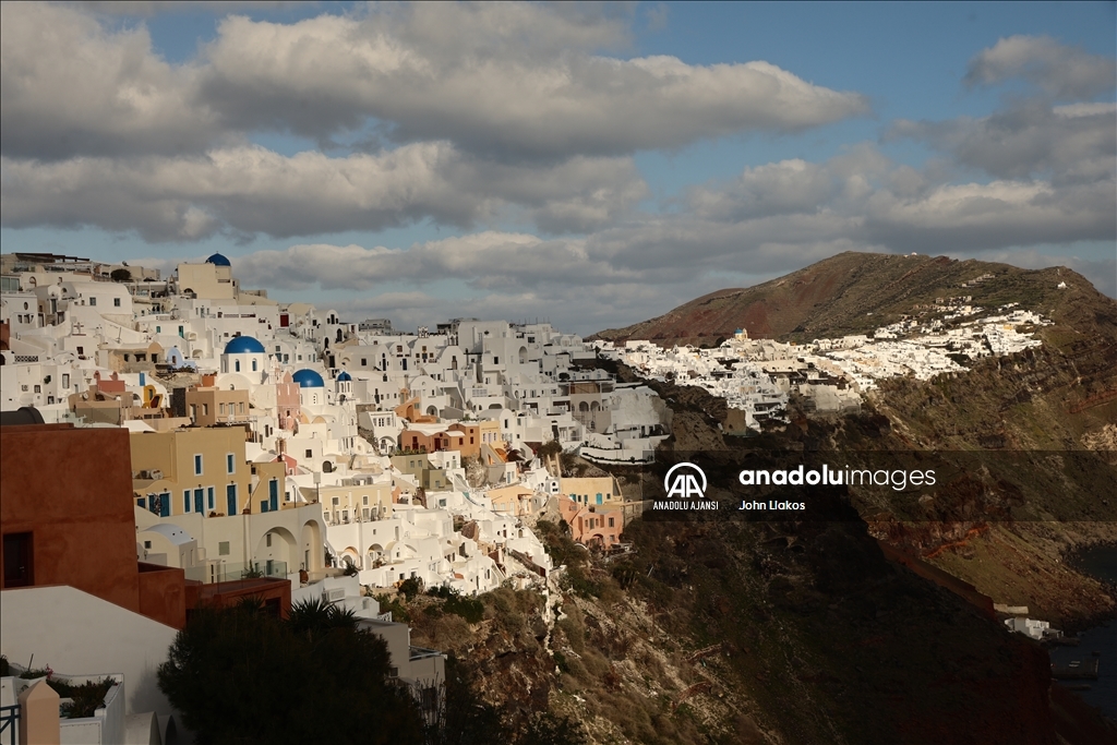 Ege'deki sismik hareketlilik nedeniyle yaklaşık 9 bin kişi Santorini Adası'nı terk etti