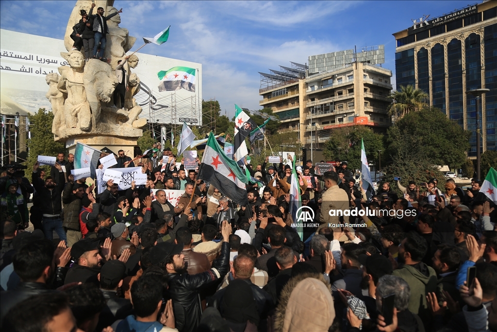 В Алеппо прошли акции протеста из-за провокации со стороны террористов РКК/YPG в районе Мюнбич