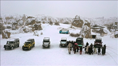 Turistler, kar güzelliği eklenen Kapadokya'yı gezdi