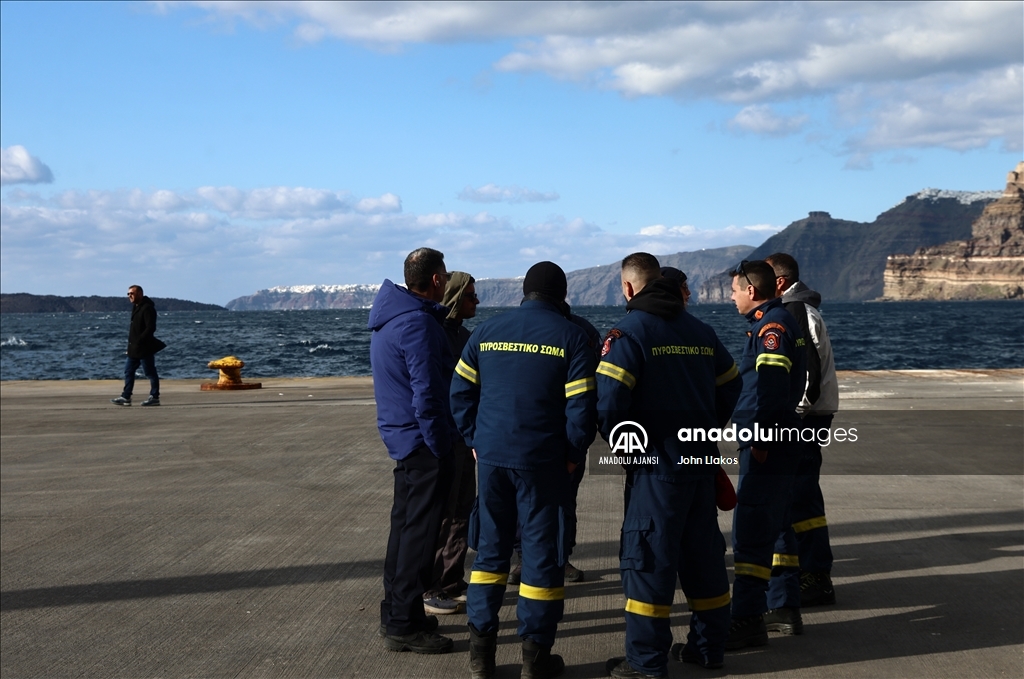 Ege'deki sismik hareketlilik nedeniyle binlerce adalı Santorini'yi terk etti