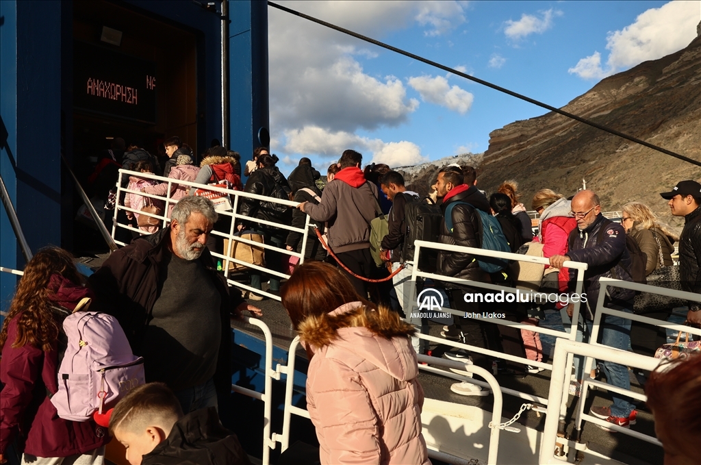 Ege'deki sismik hareketlilik nedeniyle binlerce adalı Santorini'yi terk etti