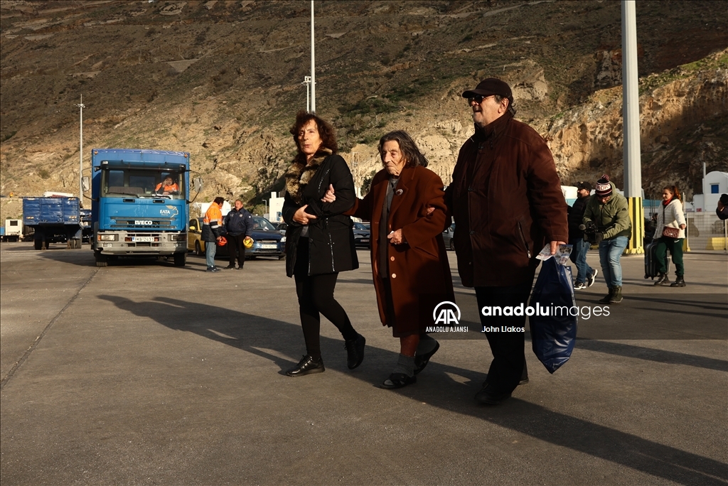 Ege'deki sismik hareketlilik nedeniyle binlerce adalı Santorini'yi terk etti