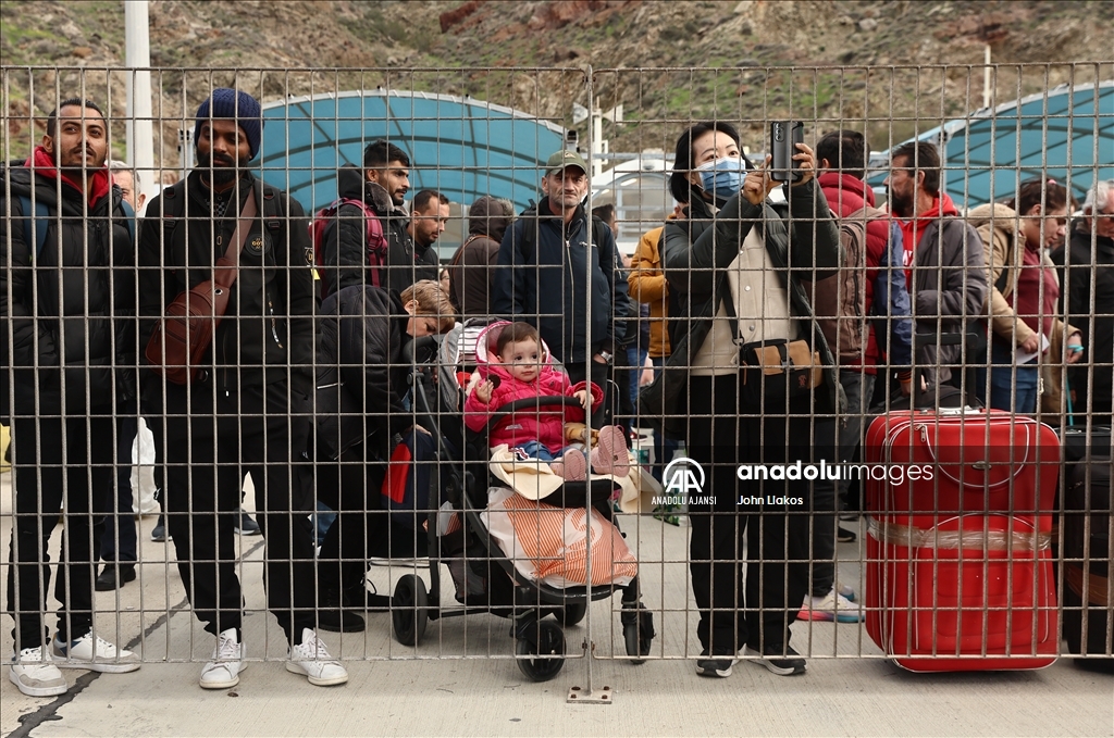 Ege'deki sismik hareketlilik nedeniyle binlerce adalı Santorini'yi terk etti