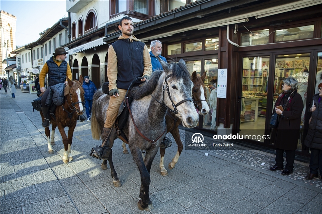 İspanya'dan at sırtında yola çıkan 3 arkadaş hac yolculuğunda Saraybosna'ya ulaştı