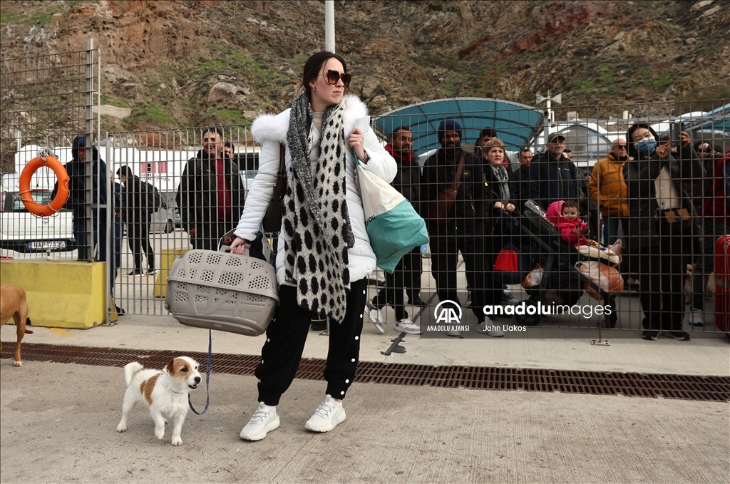 Ege'deki sismik hareketlilik nedeniyle binlerce adalı Santorini'yi terk etti