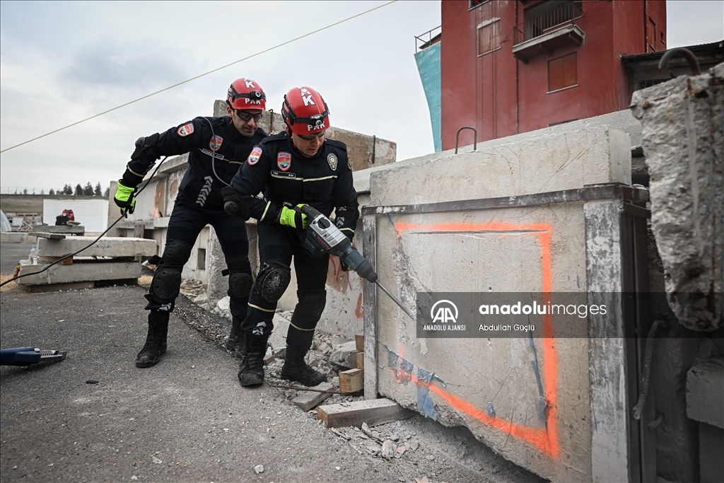"Asrın felaketi"nde 660 depremzedeyi kurtaran PAK timleri zorlu eğitimden geçiyor