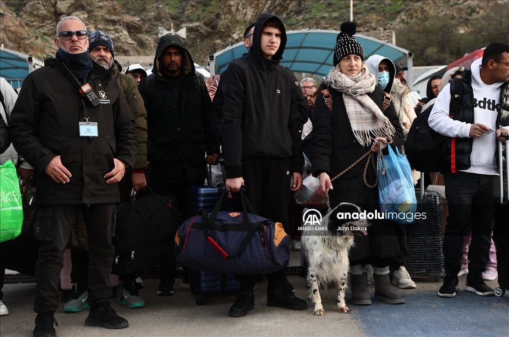 Ege'deki sismik hareketlilik nedeniyle binlerce adalı Santorini'yi terk etti