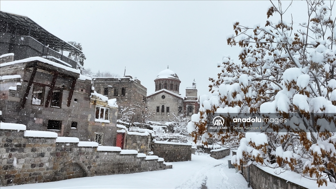 Kayseri'de kar yağışı etkisini sürdürüyor