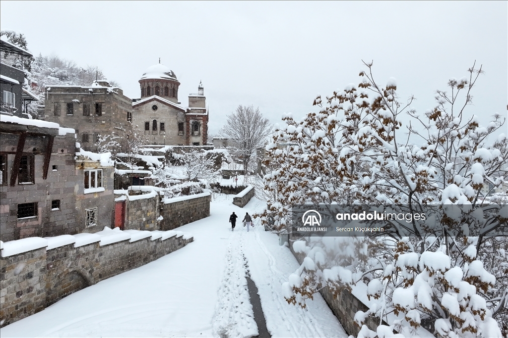Kayseri'de kar yağışı etkisini sürdürüyor