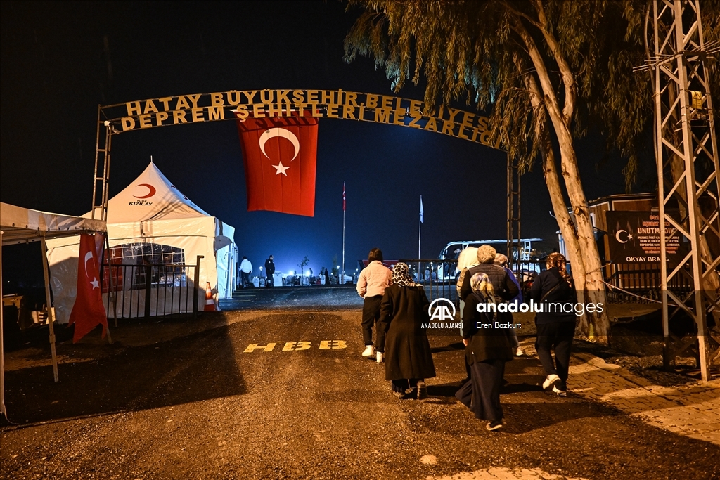 Hatay'da 6 Şubat depreminin yıl dönümünde Narlıca Deprem Mezarlığı ziyaret edildi
