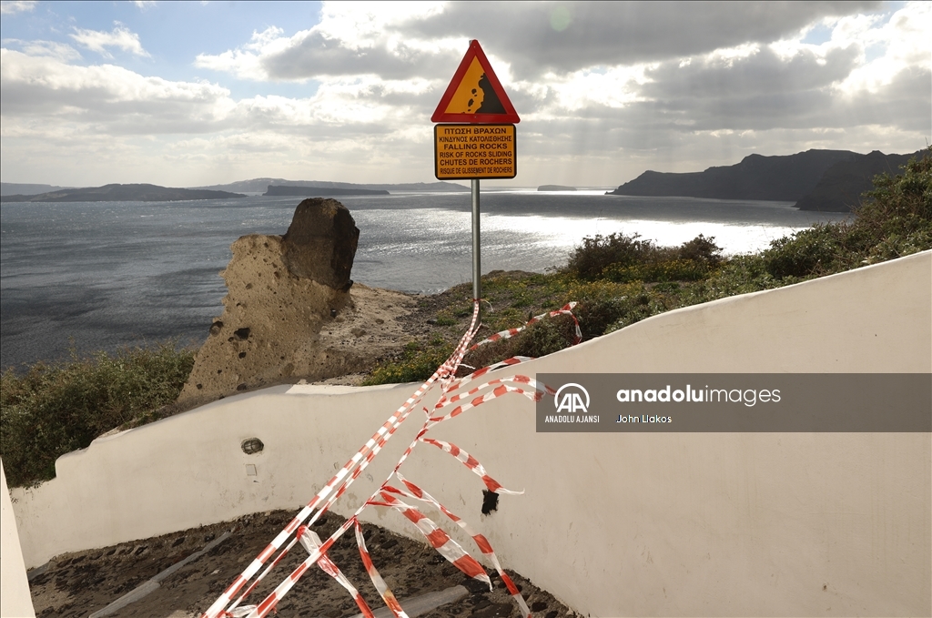 Ege'deki sismik hareketlilik nedeniyle binlerce adalı Santorini'yi terk etti