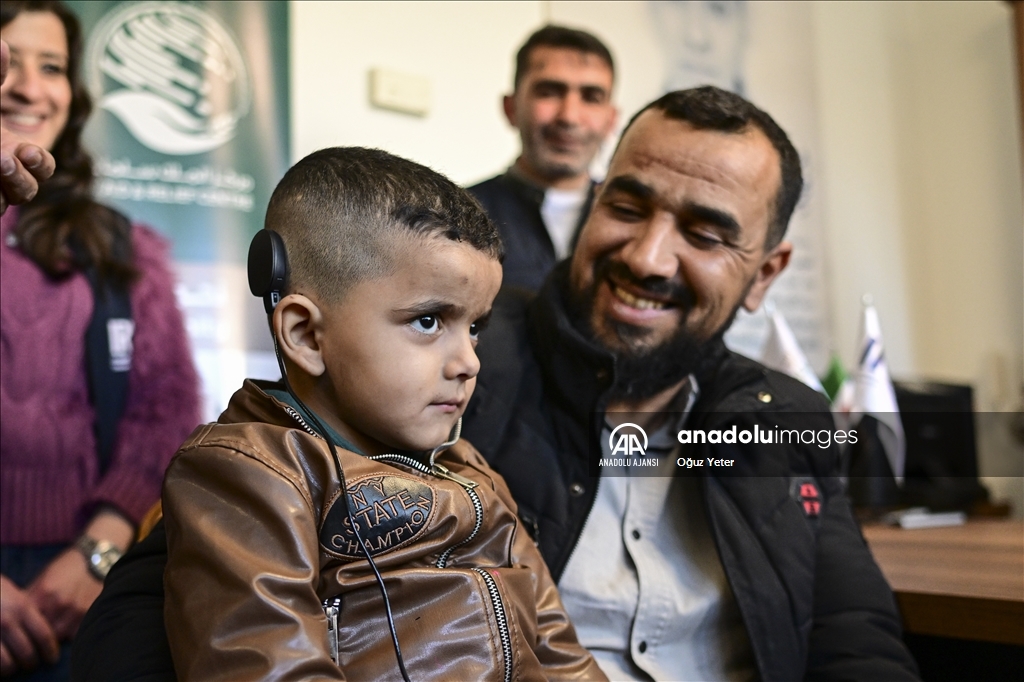 Suriye'de işitme engelli çocuklar cihazlarla ilk kez duymanın sevincini yaşadı