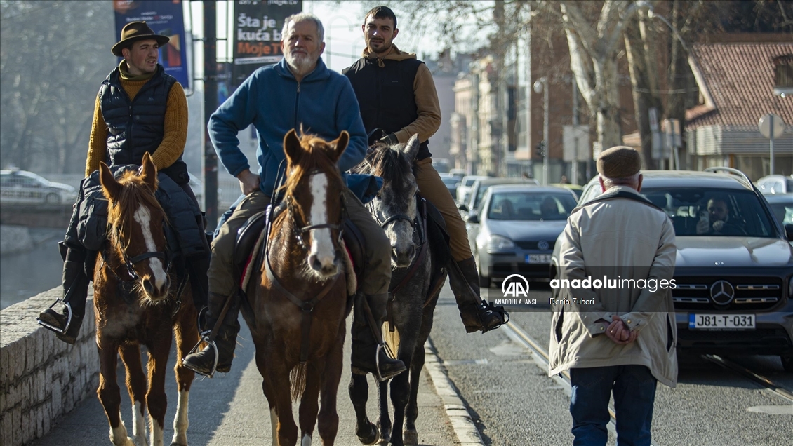 İspanya'dan at sırtında yola çıkan 3 arkadaş hac yolculuğunda Saraybosna'ya ulaştı