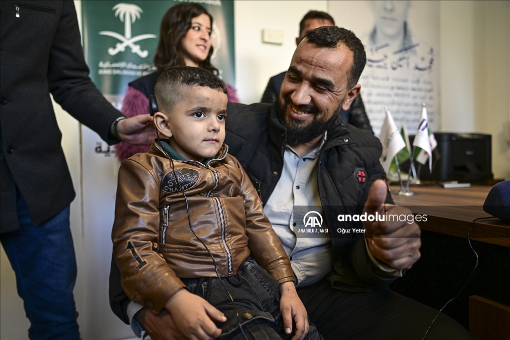 Suriye'de işitme engelli çocuklar cihazlarla ilk kez duymanın sevincini yaşadı