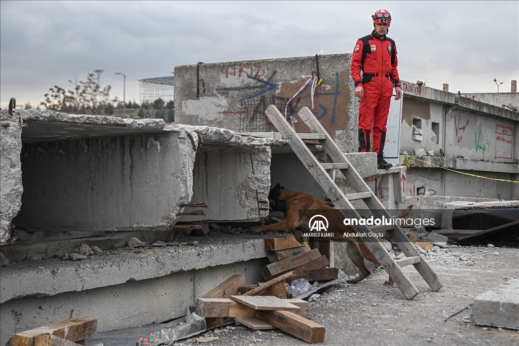 "Asrın felaketi"nde 660 depremzedeyi kurtaran PAK timleri zorlu eğitimden geçiyor