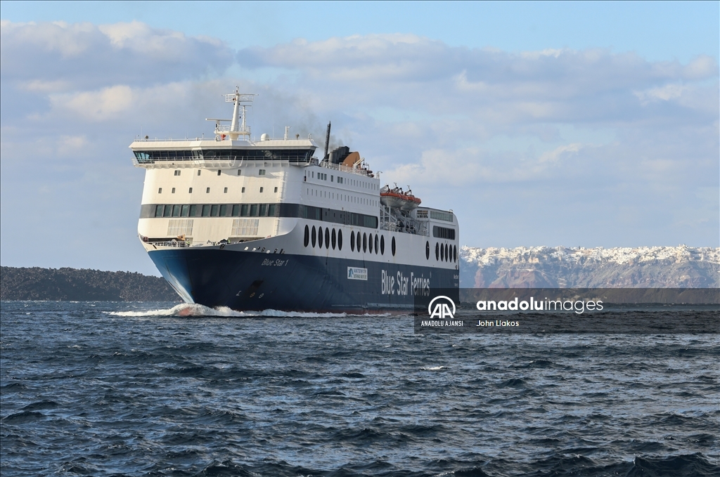 Ege'deki sismik hareketlilik nedeniyle binlerce adalı Santorini'yi terk etti