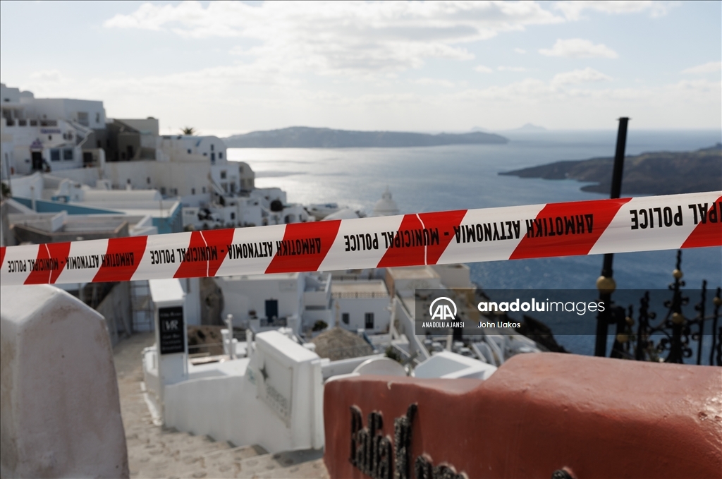 Ege'deki sismik hareketlilik nedeniyle binlerce adalı Santorini'yi terk etti