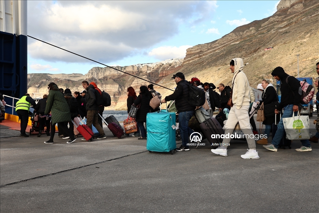 Ege'deki sismik hareketlilik nedeniyle binlerce adalı Santorini'yi terk etti