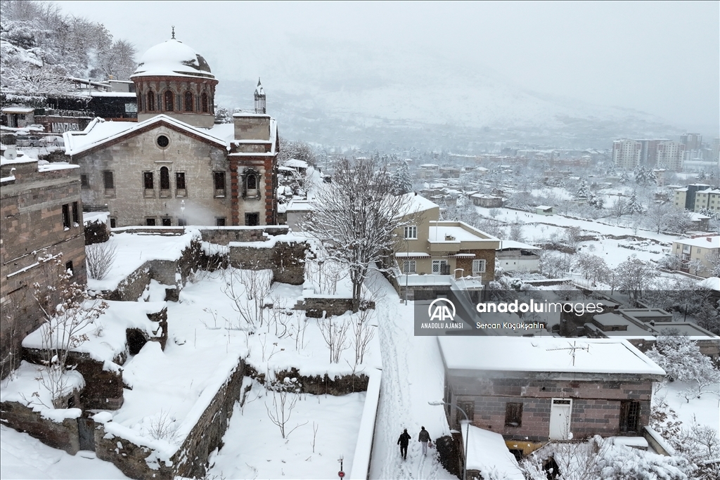Kayseri'de kar yağışı etkisini sürdürüyor