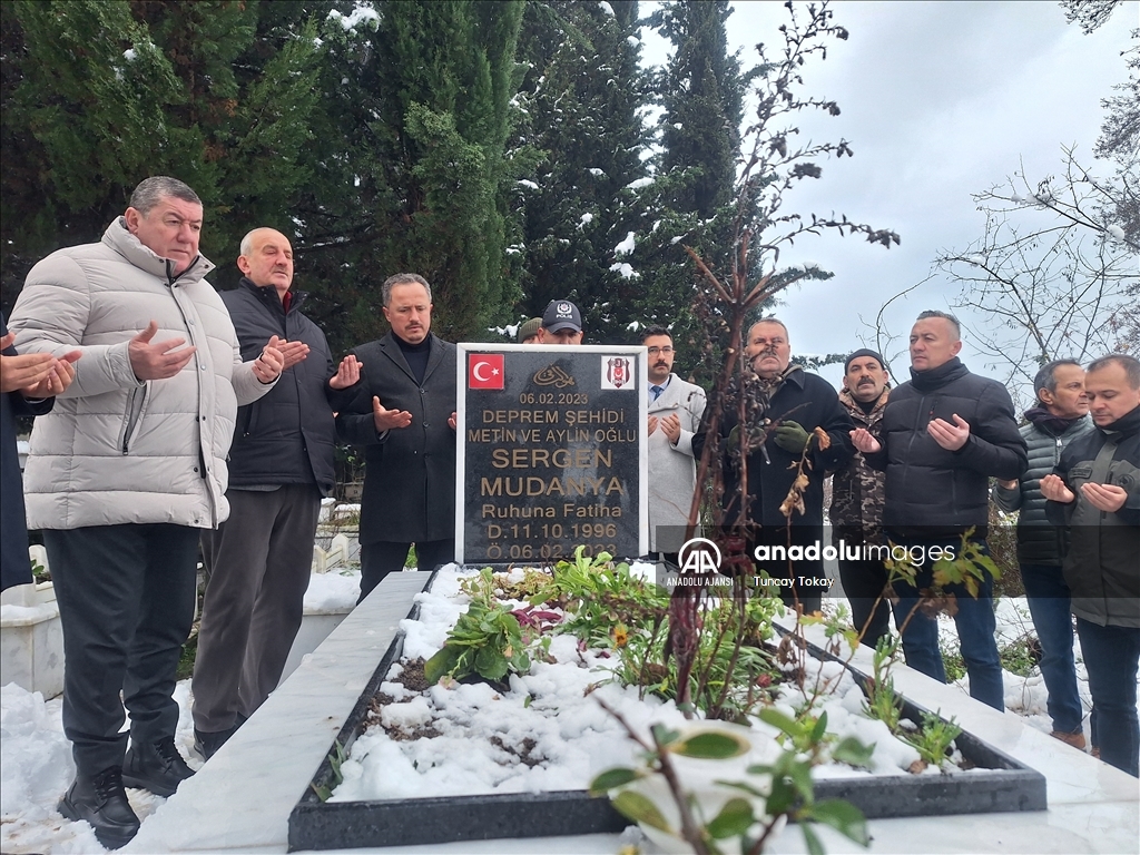 Hatay'da 6 Şubat depremlerinde yaşamını yitiren Sergen Mudanya, Zonguldak'taki mezarı başında anıldı