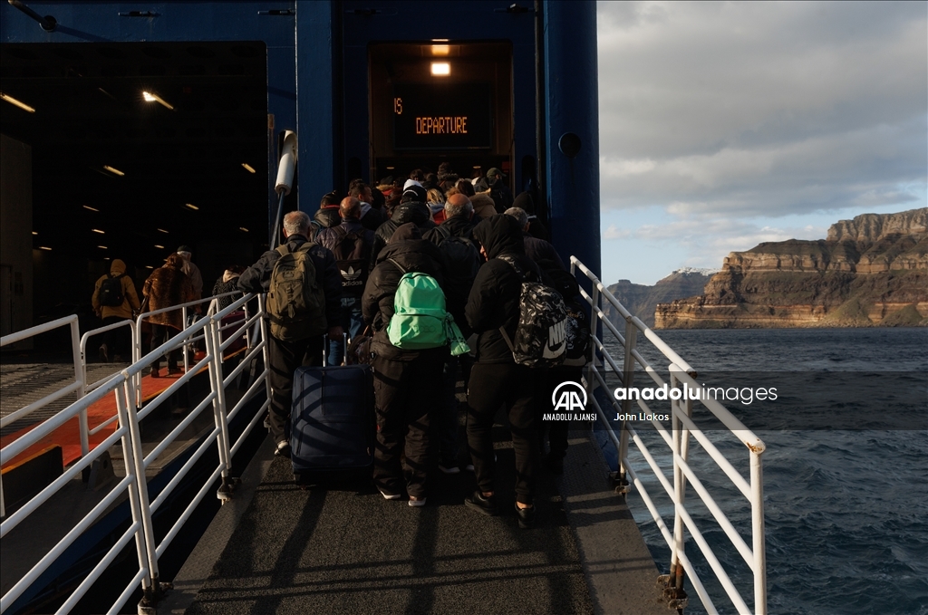Ege'deki sismik hareketlilik nedeniyle binlerce adalı Santorini'yi terk etti