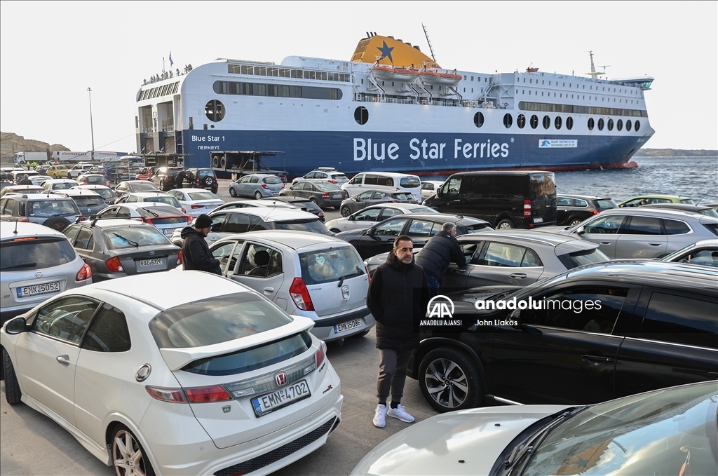 Ege'deki sismik hareketlilik nedeniyle binlerce adalı Santorini'yi terk etti