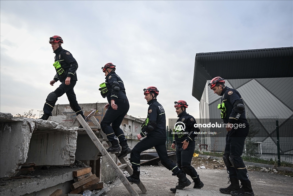 "Asrın felaketi"nde 660 depremzedeyi kurtaran PAK timleri zorlu eğitimden geçiyor