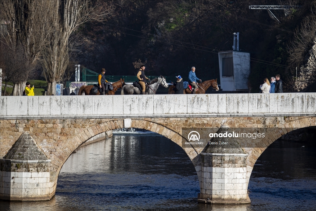 İspanya'dan at sırtında yola çıkan 3 arkadaş hac yolculuğunda Saraybosna'ya ulaştı