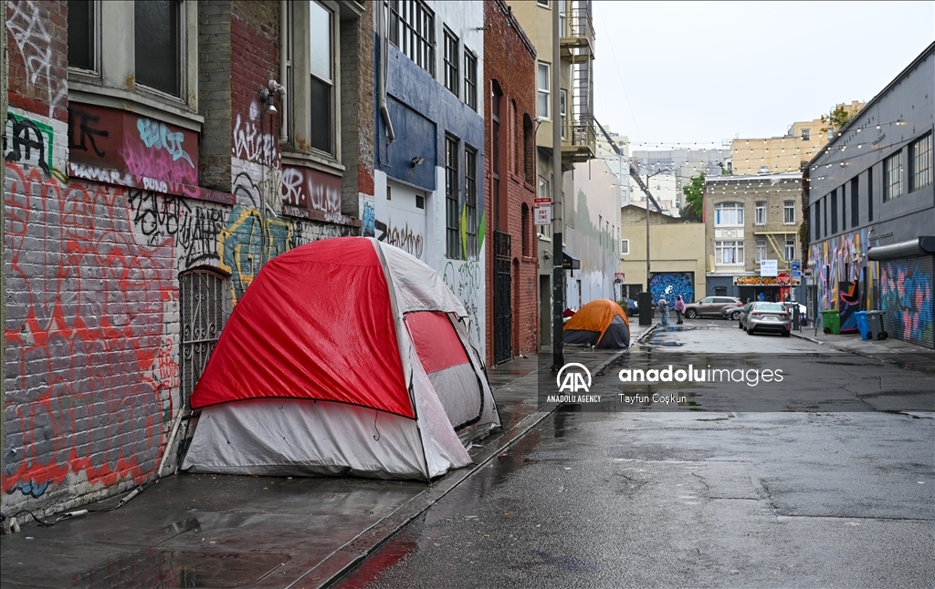 Бездомные в Сан-Франциско продолжают бороться с последствиями дождей