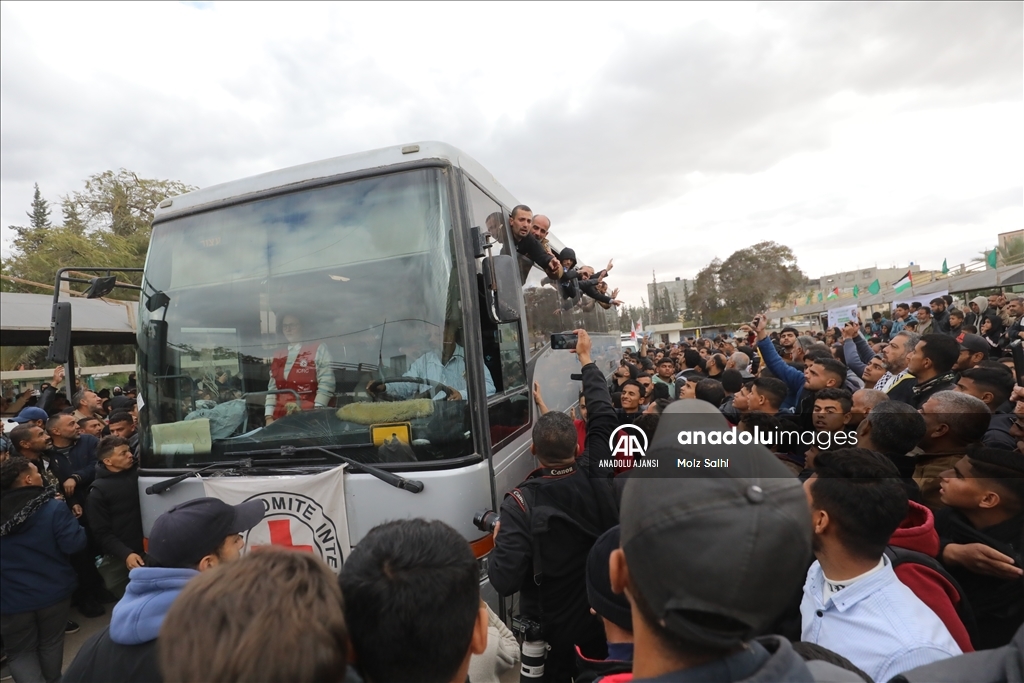 İsrail'in serbest bıraktığı Filistinli esirler, Gazze'deki Avrupa Hastanesi'ne getirildi