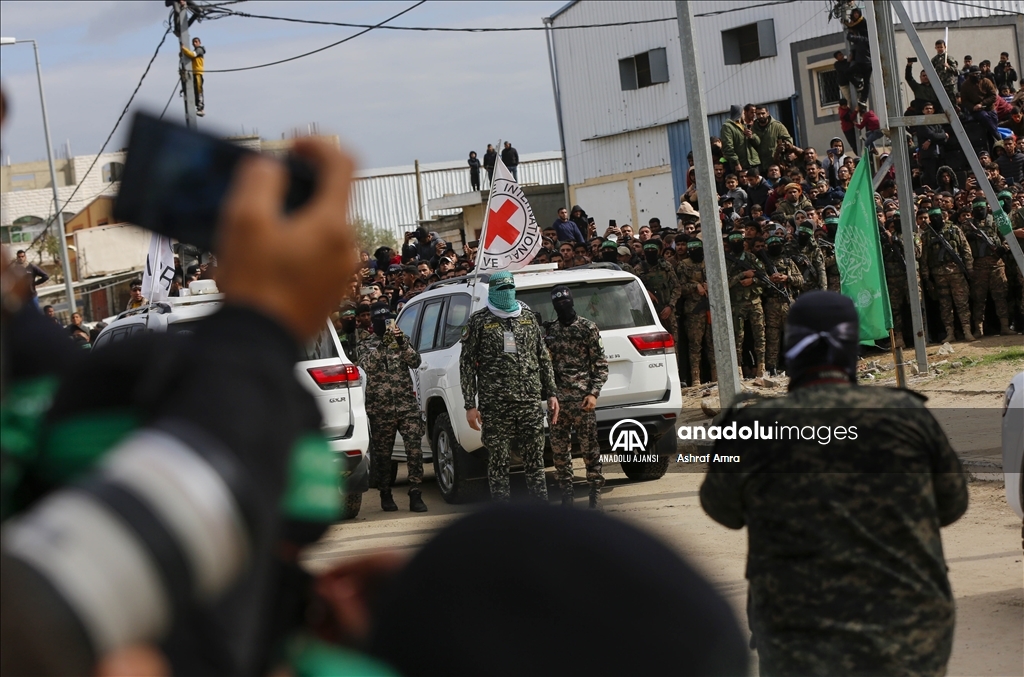Hamas, Gazze Şeridi'ndeki 3 İsrailli erkek esiri Kızılhaç'a teslim etti