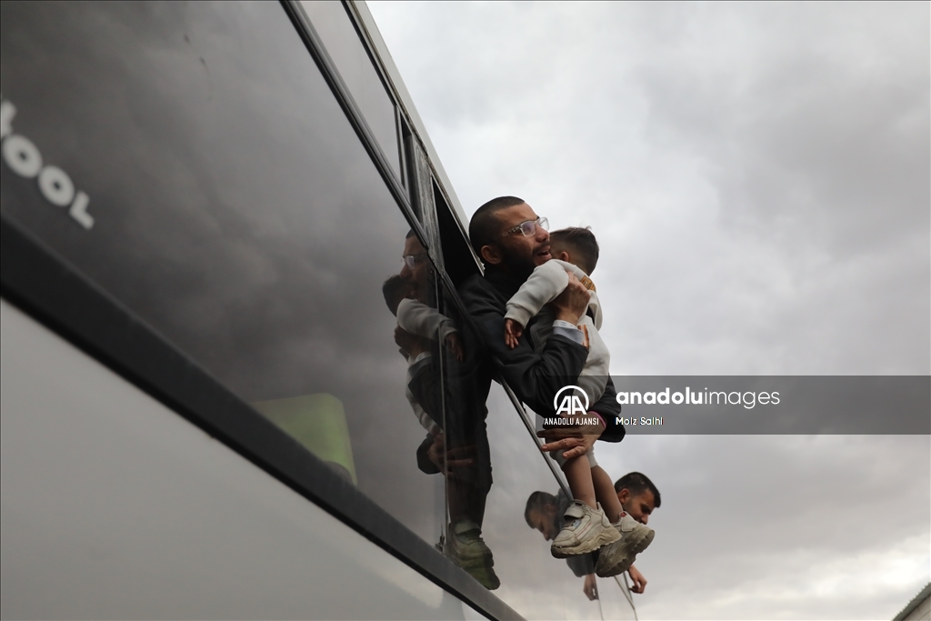 İsrail'in serbest bıraktığı Filistinli esirler, Gazze'deki Avrupa Hastanesi'ne getirildi