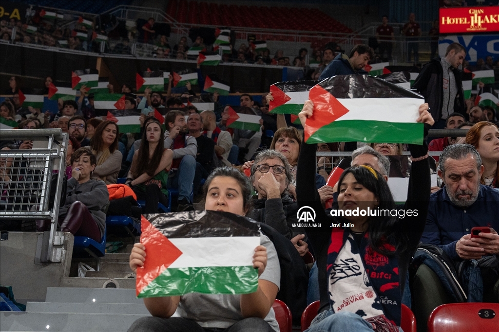 Basklılar Baskonia-Maccabi Tel Aviv basketbol maçında İsrail'i protesto etti
