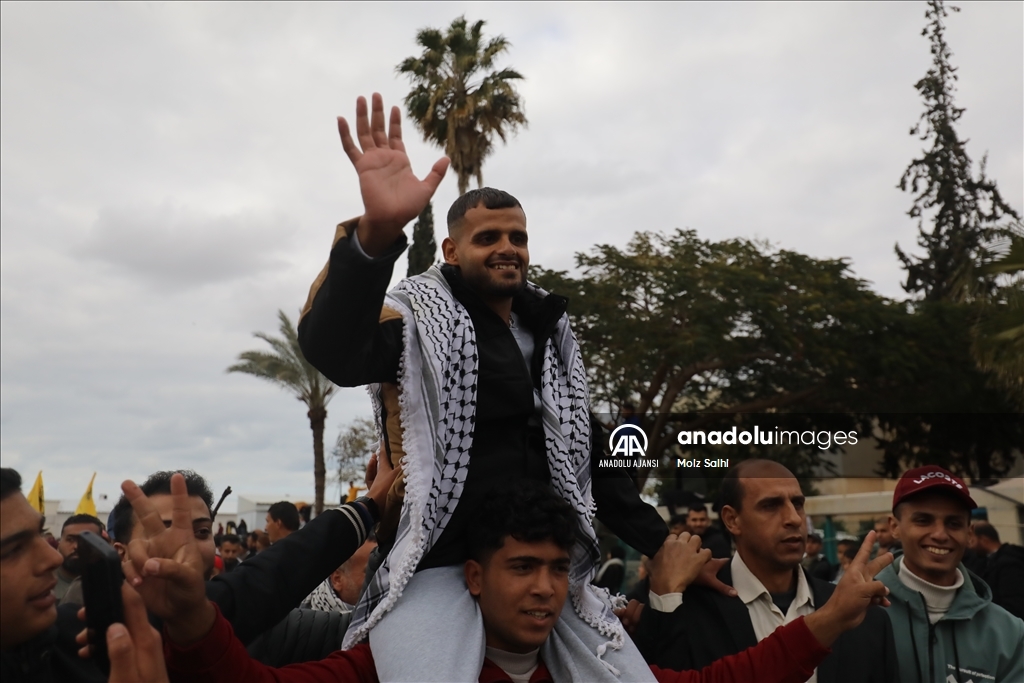 İsrail'in serbest bıraktığı Filistinli esirler, Gazze'deki Avrupa Hastanesi'ne getirildi