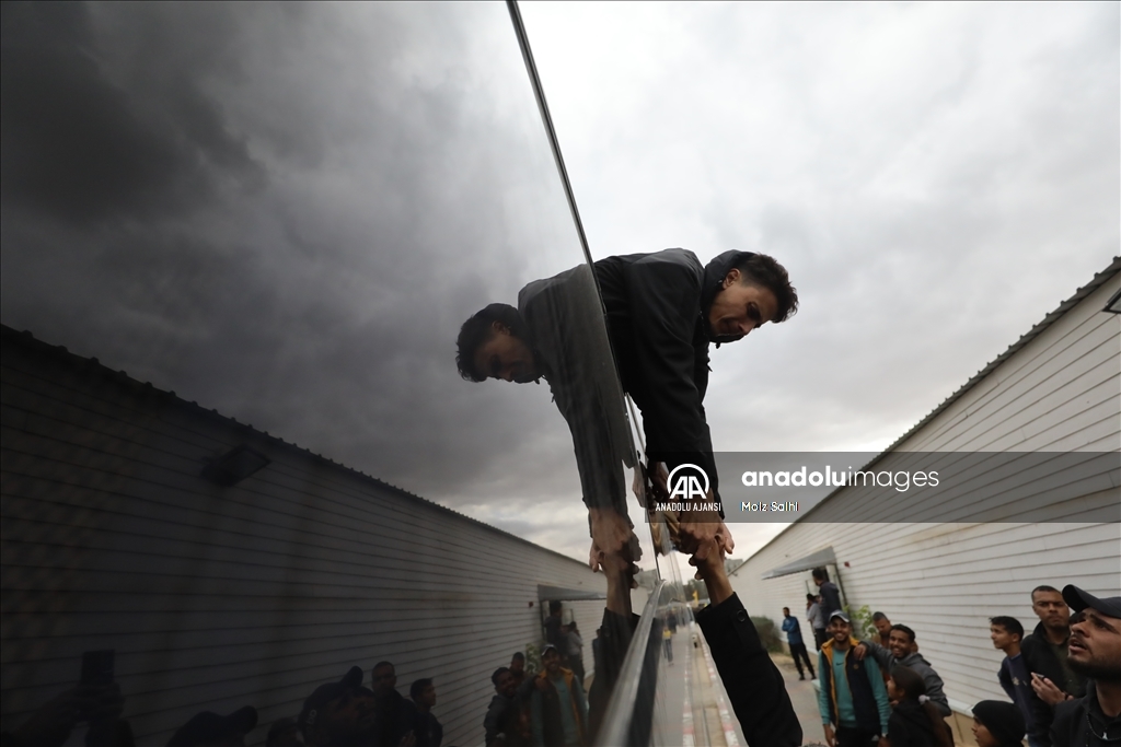 İsrail'in serbest bıraktığı Filistinli esirler, Gazze'deki Avrupa Hastanesi'ne getirildi