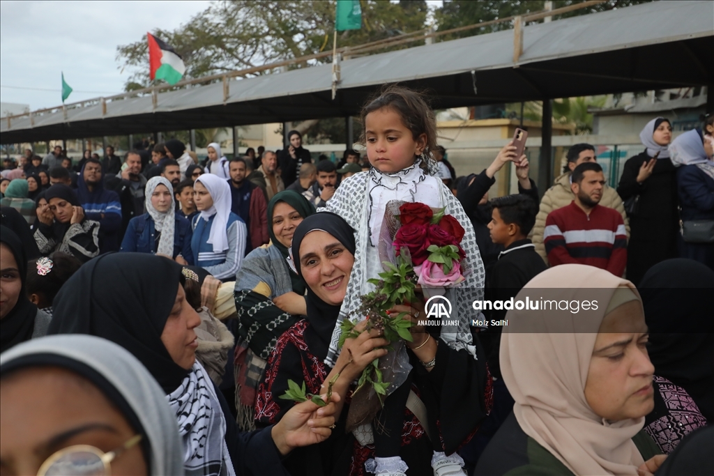 İsrail'in serbest bıraktığı Filistinli esirler, Gazze'deki Avrupa Hastanesi'ne getirildi