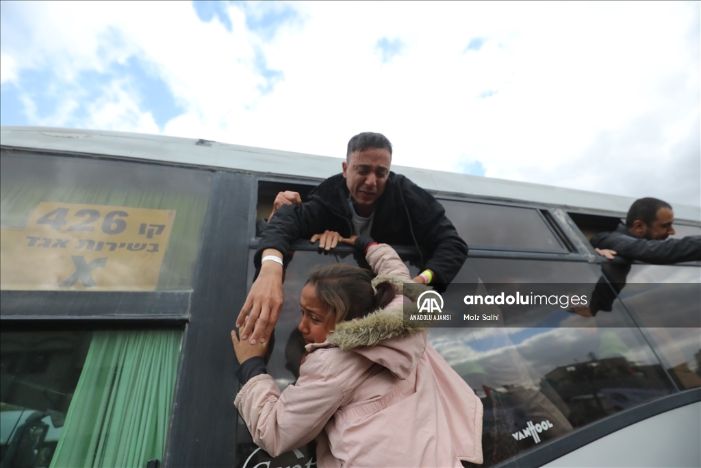 İsrail'in serbest bıraktığı Filistinli esirler, Gazze'deki Avrupa Hastanesi'ne getirildi