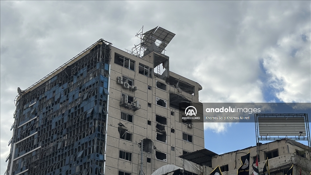Gazze'deki medya ofislerinin bulunduğu plaza, İsrail'in yıkıcı saldırılarını gözler önüne seriyor
