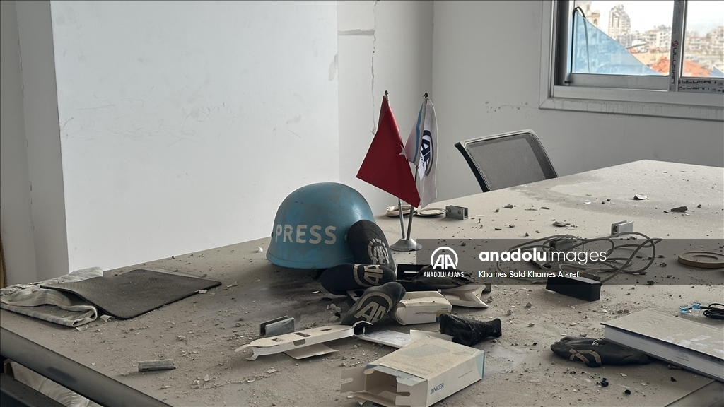 Gazze'deki medya ofislerinin bulunduğu plaza, İsrail'in yıkıcı saldırılarını gözler önüne seriyor