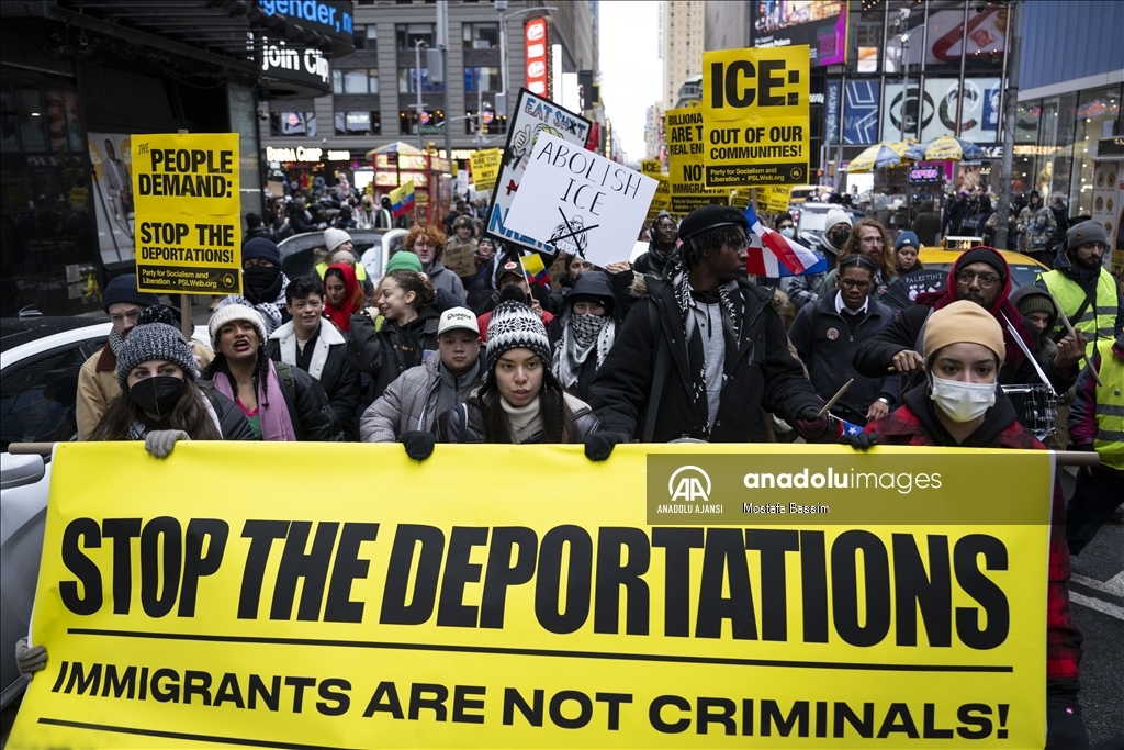 Times Meydanı’nda Başkan Trump'ın göçmen politikası protesto edildi