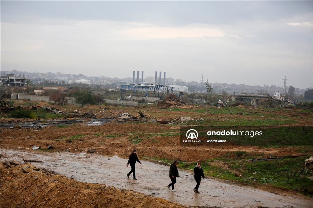 Filistinliler, İsrail'in çekildiği "Netzarim Koridoru" üzerinden çift yönlü geçişleri devam ediyor