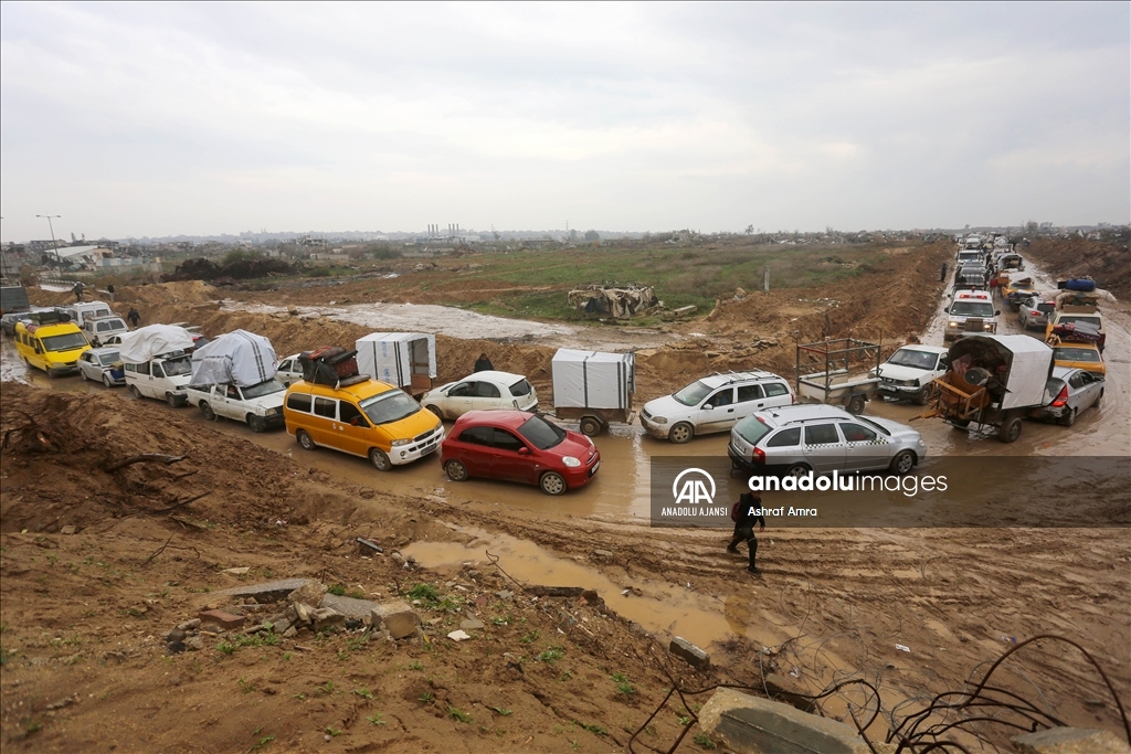 Filistinliler, İsrail'in çekildiği "Netzarim Koridoru" üzerinden çift yönlü geçişleri devam ediyor