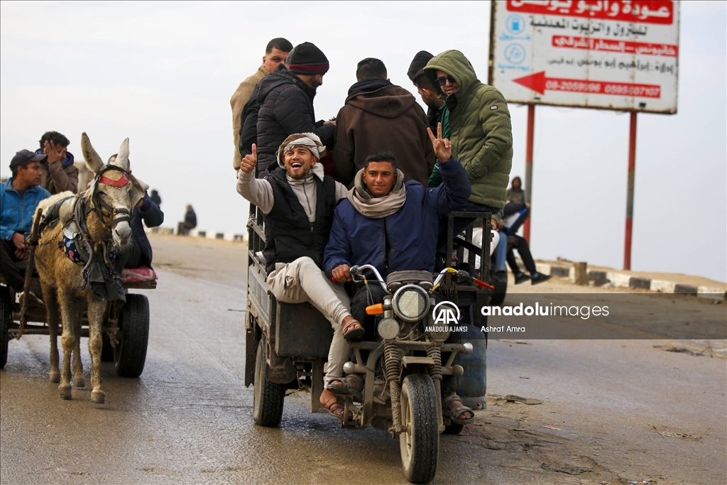 Gazze'de yerinden edilen Filistinlilerin güneyden kuzeydeki topraklarına dönüşü devam ediyor