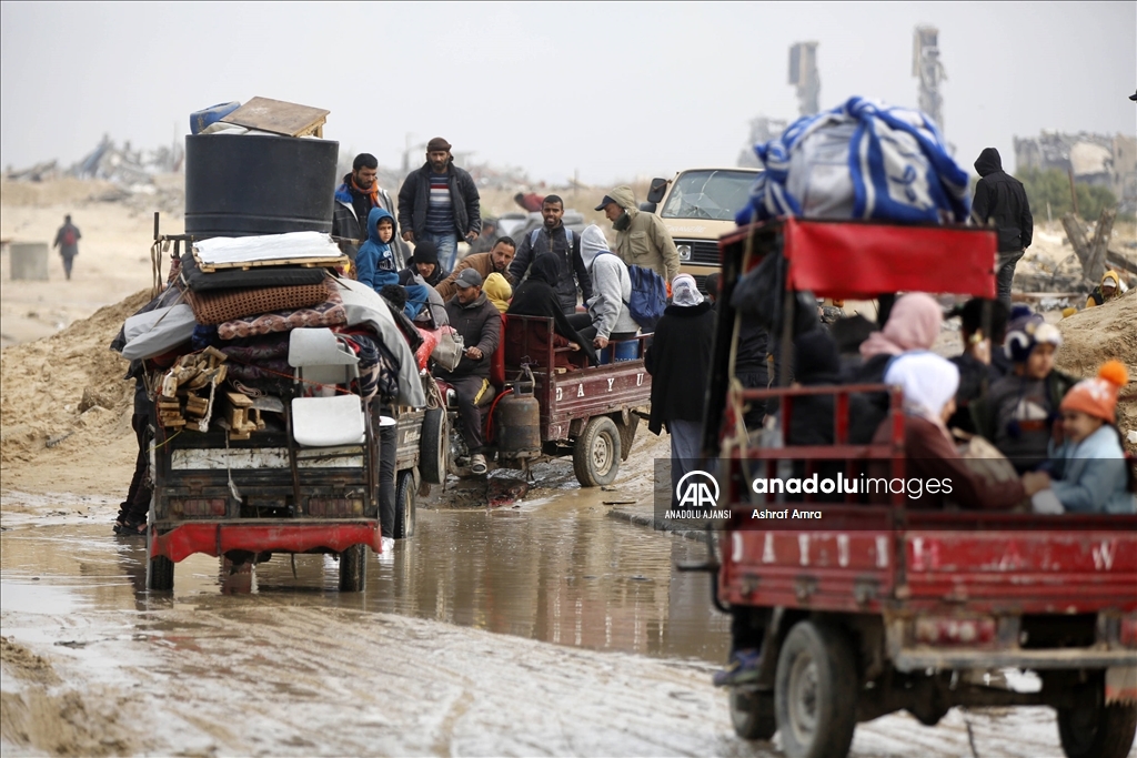 Gazze'de yerinden edilen Filistinlilerin güneyden kuzeydeki topraklarına dönüşü devam ediyor