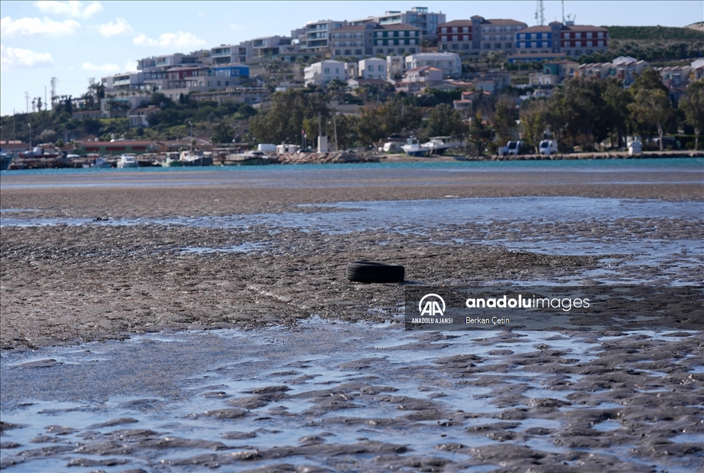 Çeşme'de deniz yaklaşık 300 metre çekildi