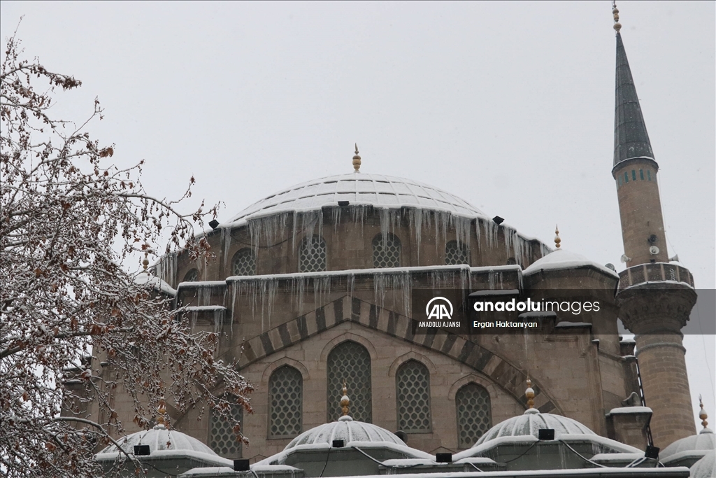 Kayseri'de kar etkili oluyor