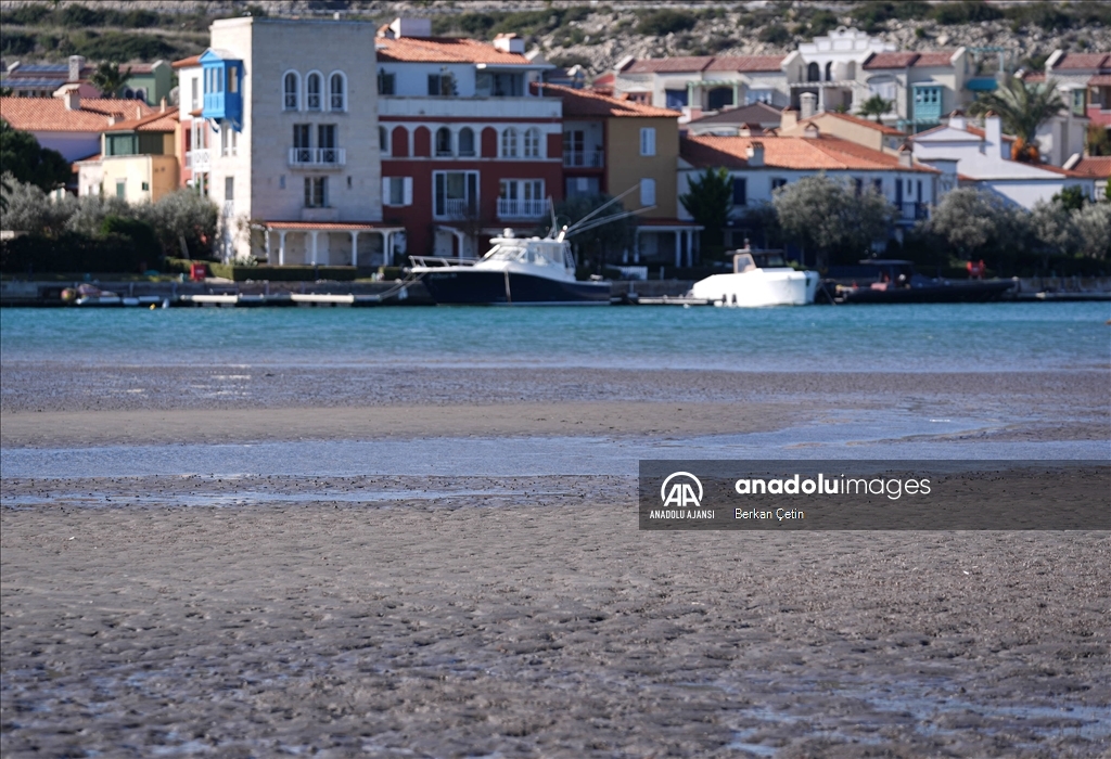 Çeşme'de deniz yaklaşık 300 metre çekildi