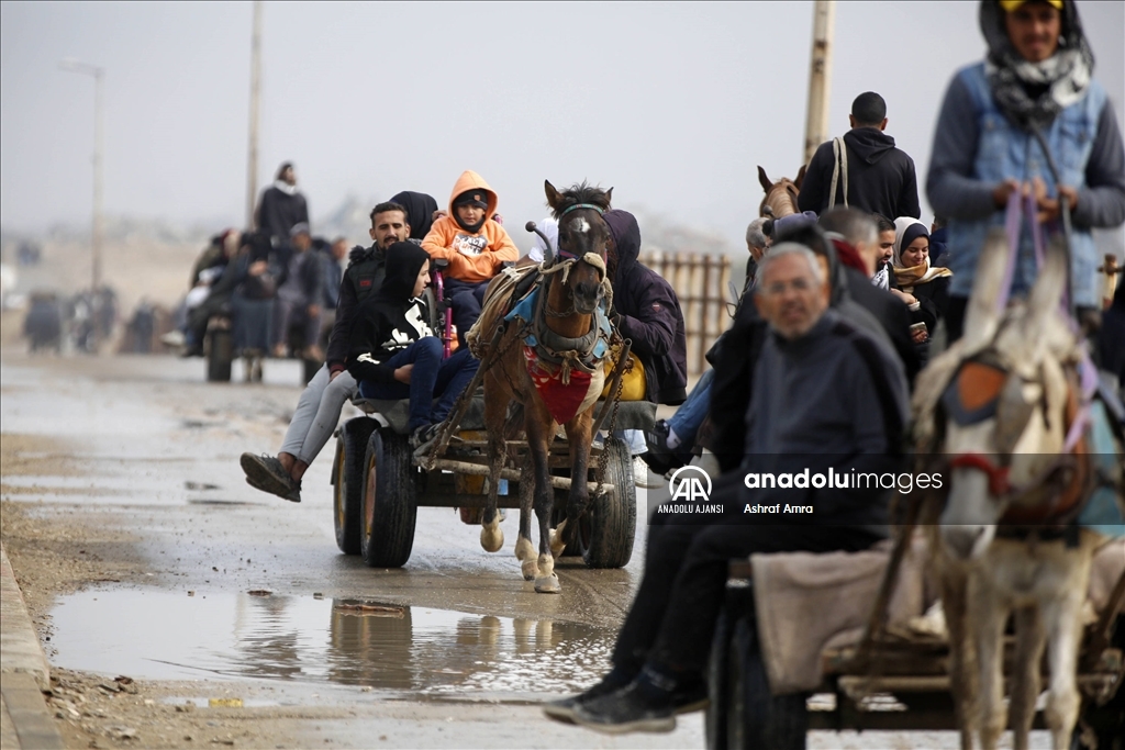 Gazze'de yerinden edilen Filistinlilerin güneyden kuzeydeki topraklarına dönüşü devam ediyor